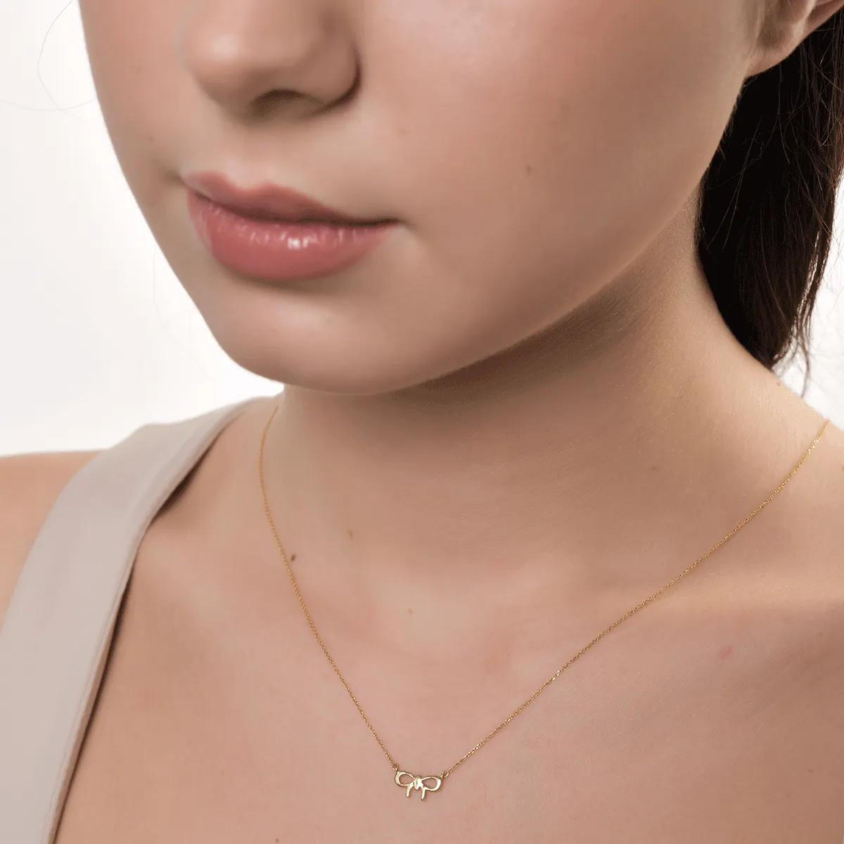 18K yellow gold knot pendant chain with 0.01ct diamonds