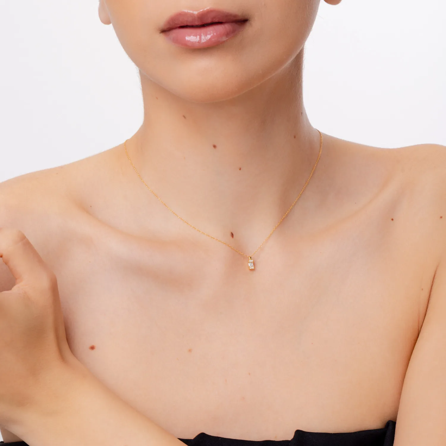 Łańcuszek z wisiorkiem z 18K żółtego złota i diamenty 0.083kr