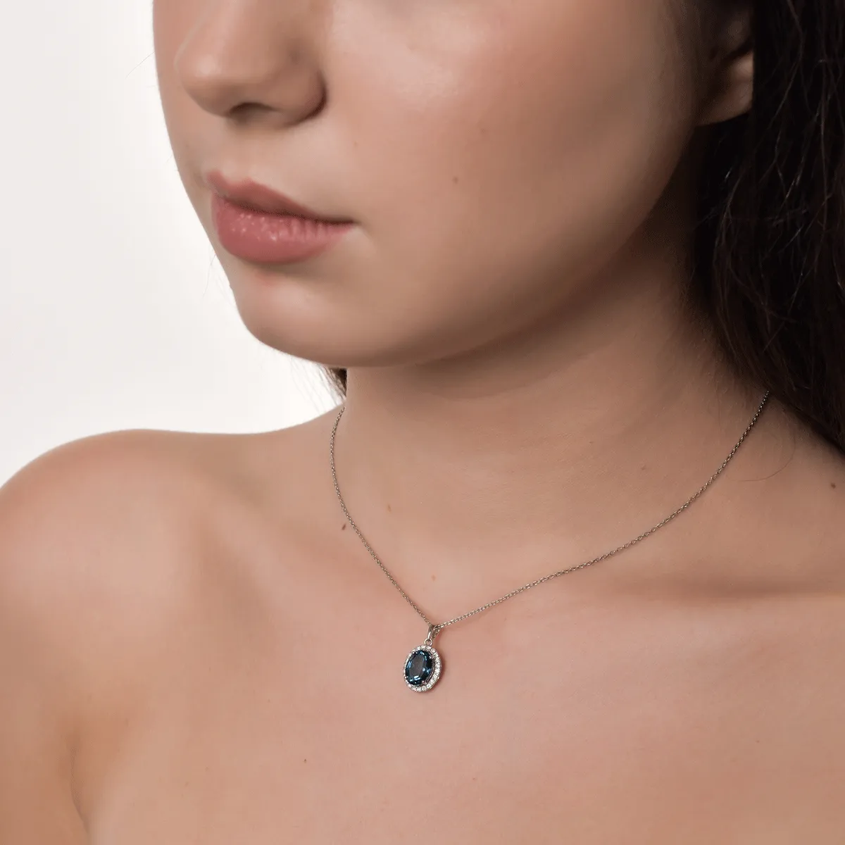 18K white gold pendant with 2.45ct topaz and 0.16ct diamonds