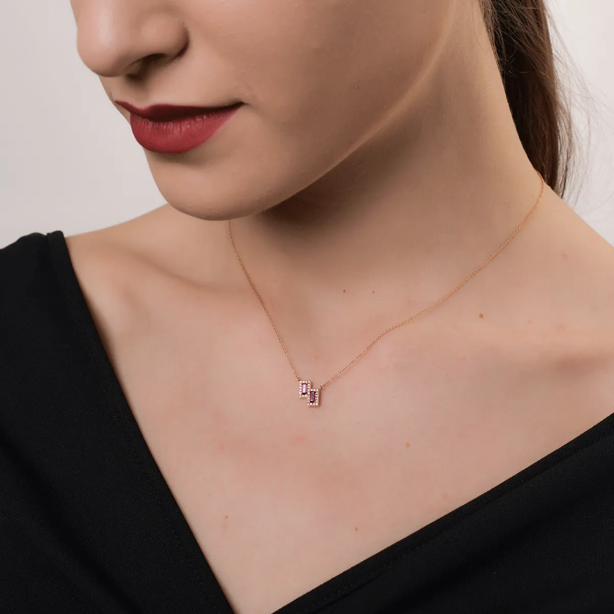 Wisiorek z 18K różowego złota z 0.29ct granatami i 0.08ct diamentami