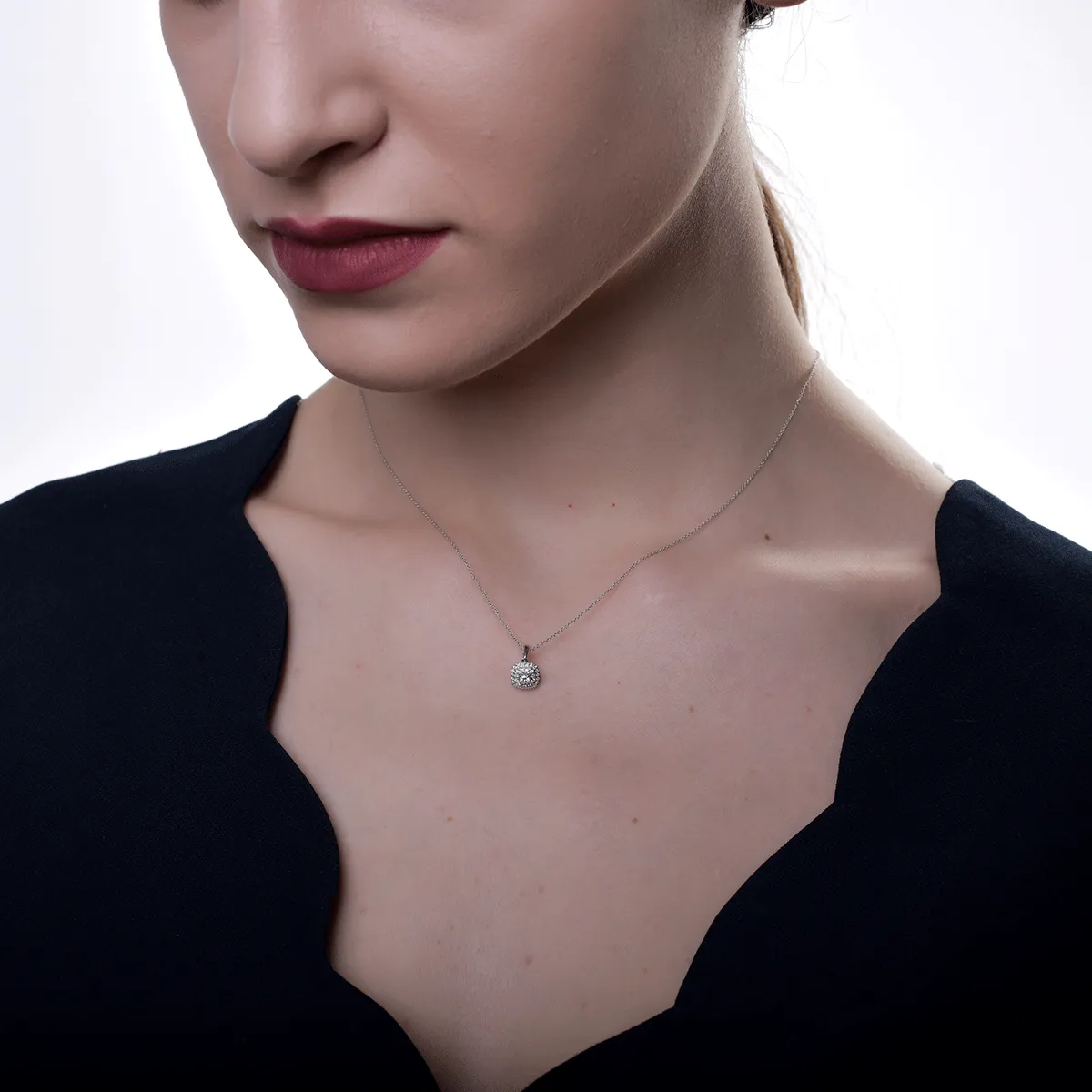 Lant cu pandantiv din aur alb de 18K cu diamant de 0.05ct si diamante de 0.08ct