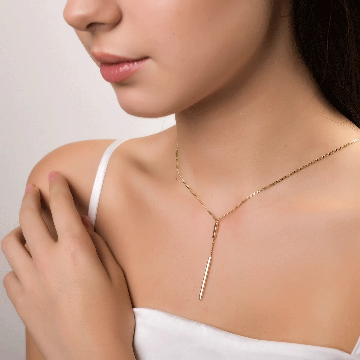 Yellow gold chain with geometric pendant