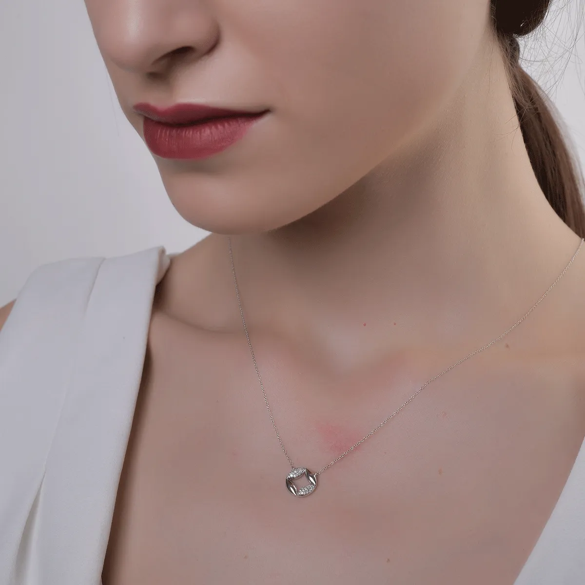 Wisiorek z 18K białego złota z 0.09ct diamentami