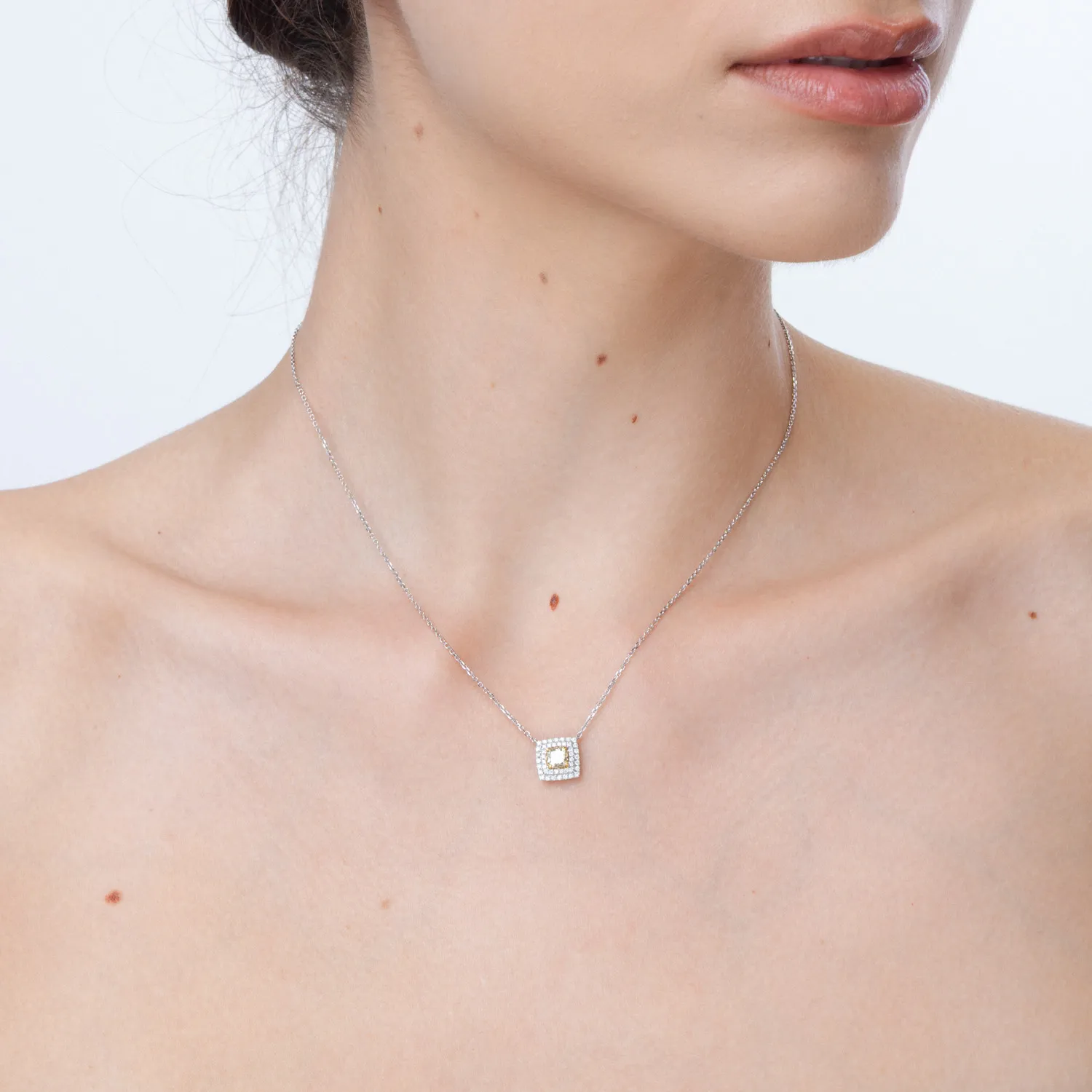 Колие от 18K бяло злато с 0.53ct многоцветен диамант и 0.2ct диаманти