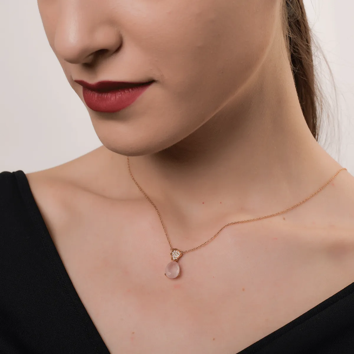 Wisiorek z 18K różowego złota z 2.16ct różowym kwarcem i 0.074ct diamentami