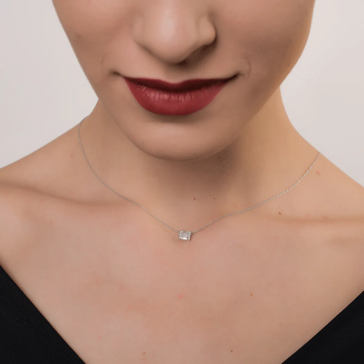 Lánc, 18 k fehér arany pandant 0.24ct gyémántokkal