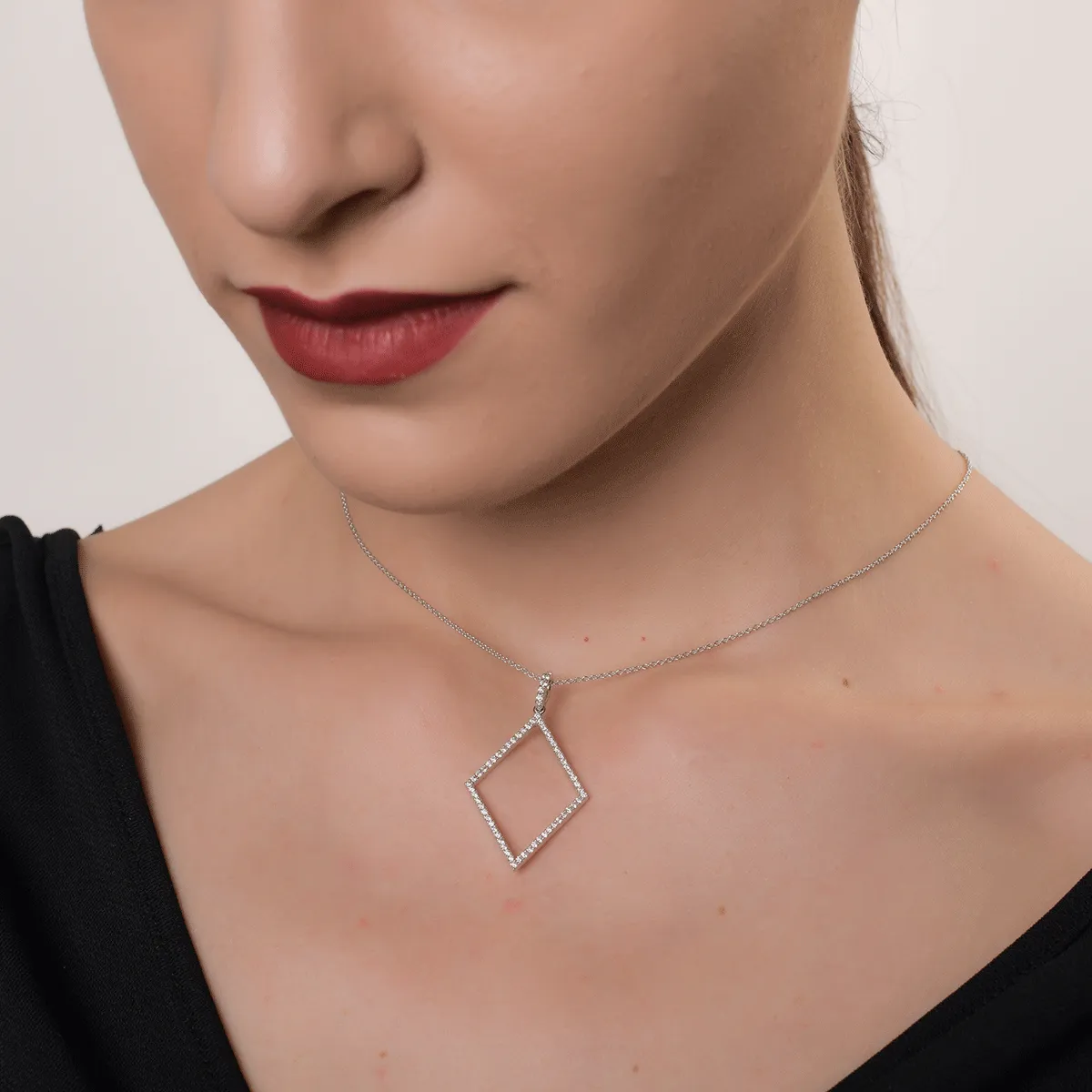 Геометрична висулка от 18K бяло злато с диаманти 0.54ct