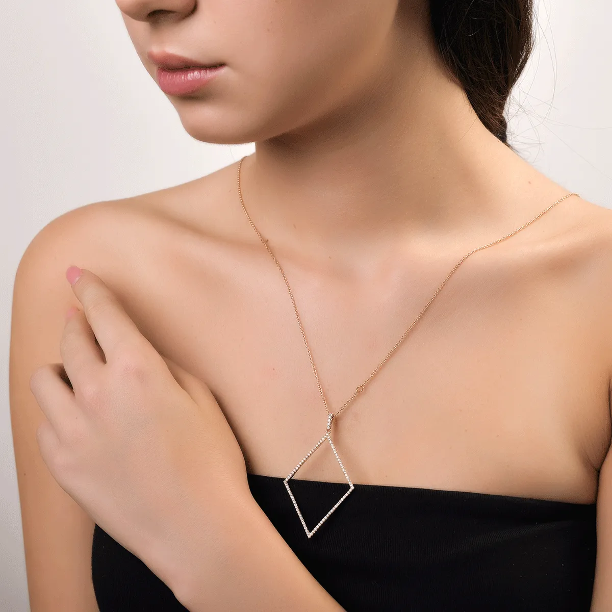 Lant cu pandantiv din aur roz cu diamante de 0.76ct