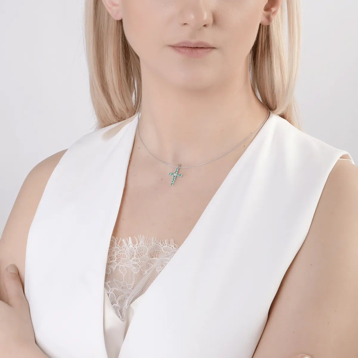 Lant cu pandantiv cruce din aur alb de 18K cu diamant de 0.05ct si smaralde de 0.48ct