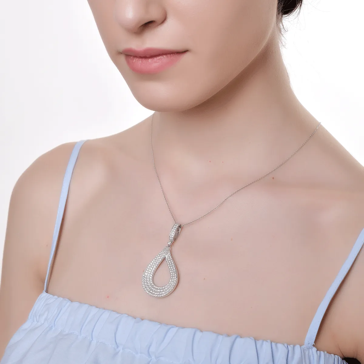 Lant cu pandantiv din aur alb cu diamante de 2.56ct