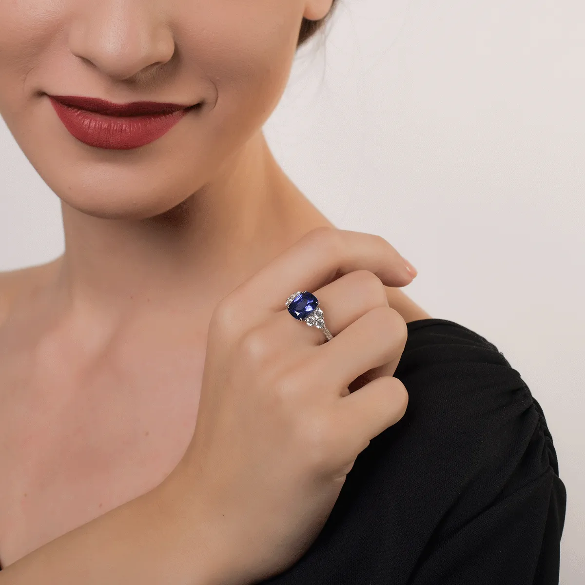 Inel din aur alb cu tanzanit cushion de 2.96ct si diamante de 1.04ct