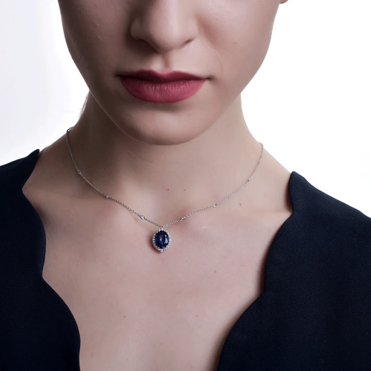 18k fehér arany medál 4.2ct tanzanite és gyémánt 0.5ct