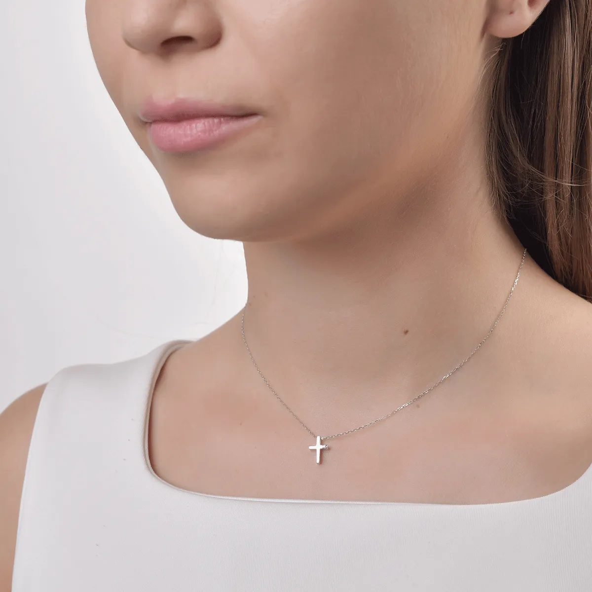 18K white gold cross pendant necklace with 0.01ct diamond