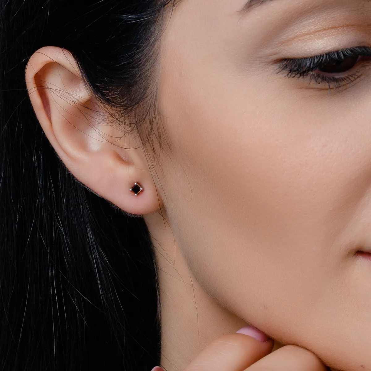 14K white gold earrings with 0.133ct black diamonds