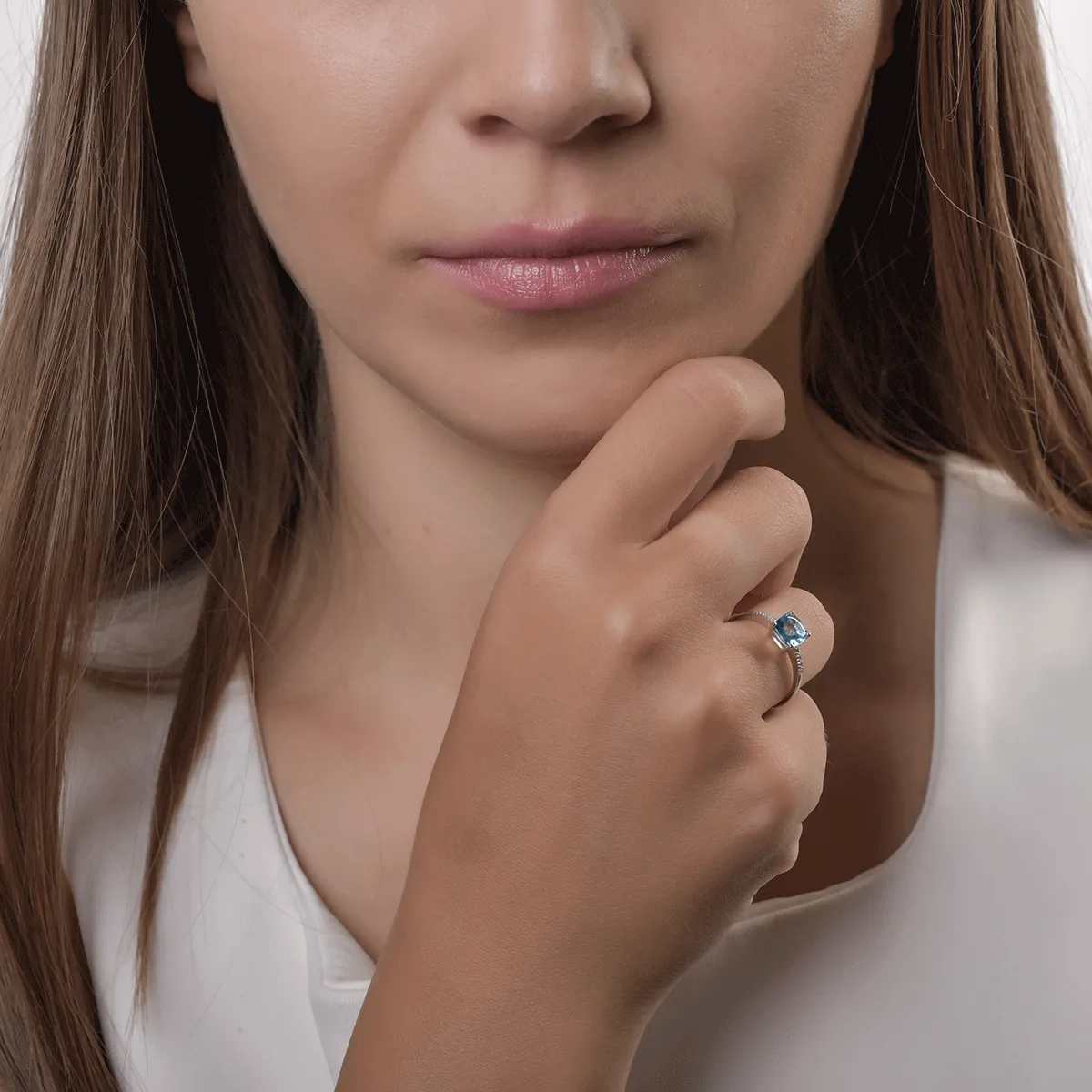 Gyűrű 14K-os fehér aranyból 1,218ct swiss blue topázzal és 0,023ct gyémántokkal.