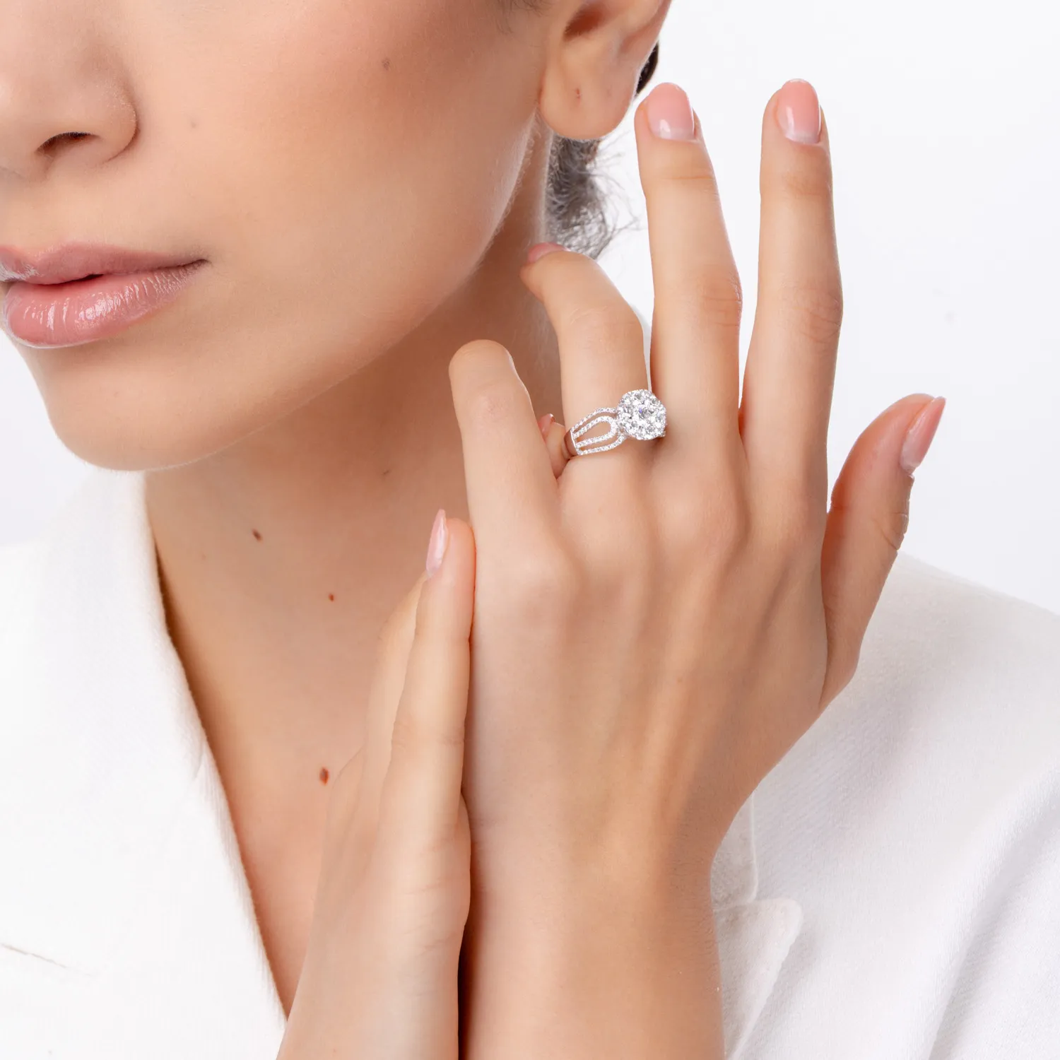 Pierścionek z 18K białego złota z 1.4ct diamentami