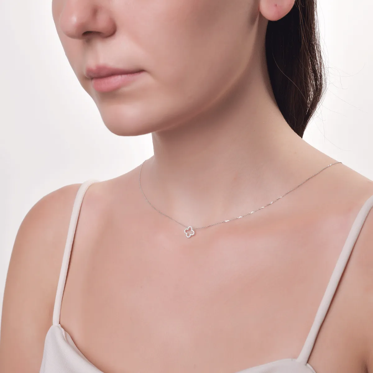 Lant cu pandantiv din aur alb cu diamante de 0.073ct