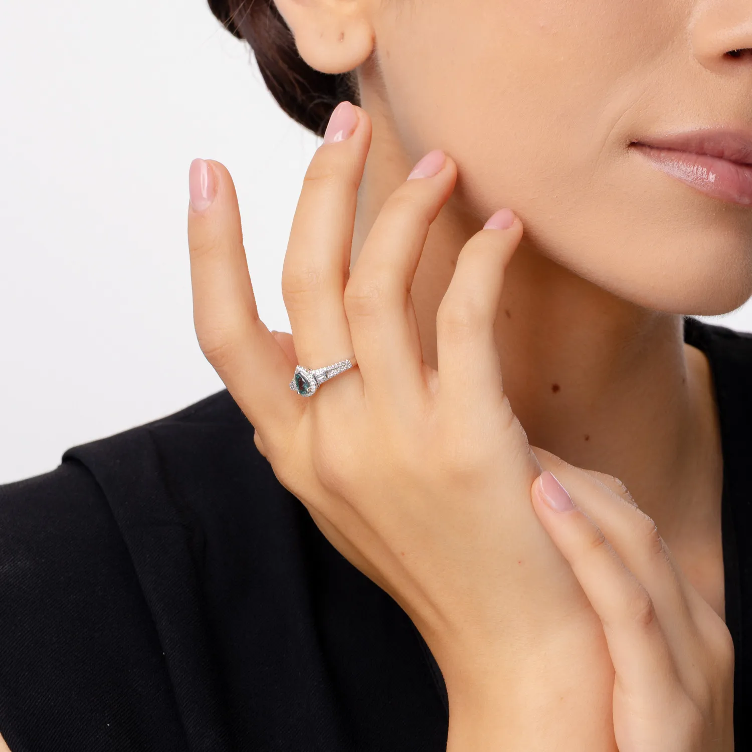 Пръстен от 18K бяло злато с 0.6ct александрит и 0.33ct диаманти