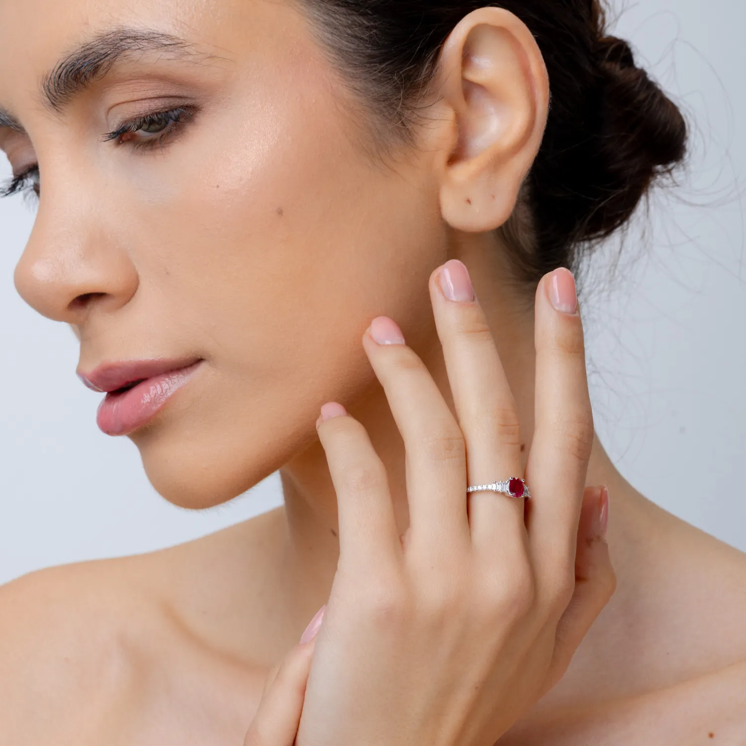 Pierścionek z 18K białego złota z 0.75ct rubinem i 0.25ct brylantami