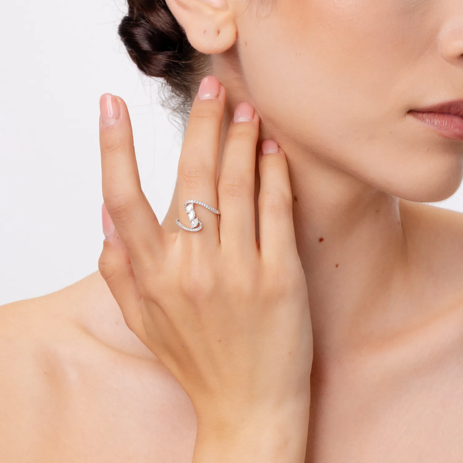 Pierścionek z 18K białego złota z diamentami o masie 0.60ct