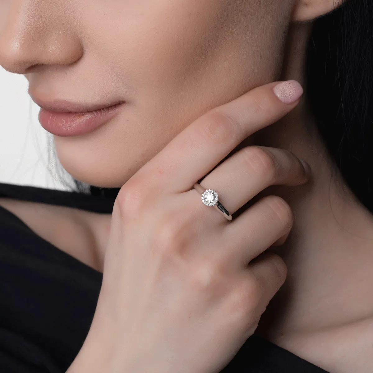 Пръстен от бяло злато 18K с диамант 0.3ct и диаманти 0.06ct