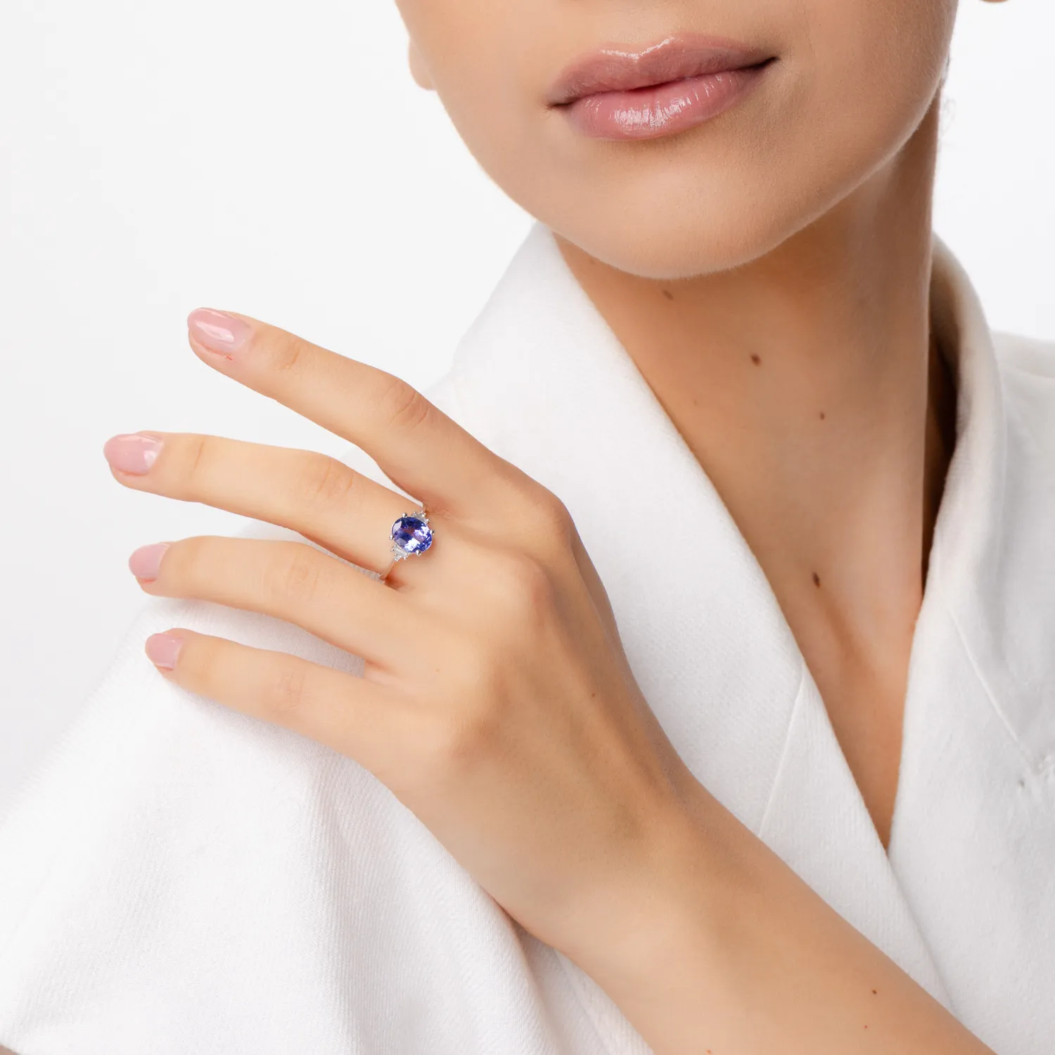 Пръстен от 14K бяло злато с 2.35ct танзанит и 0.07ct диаманти