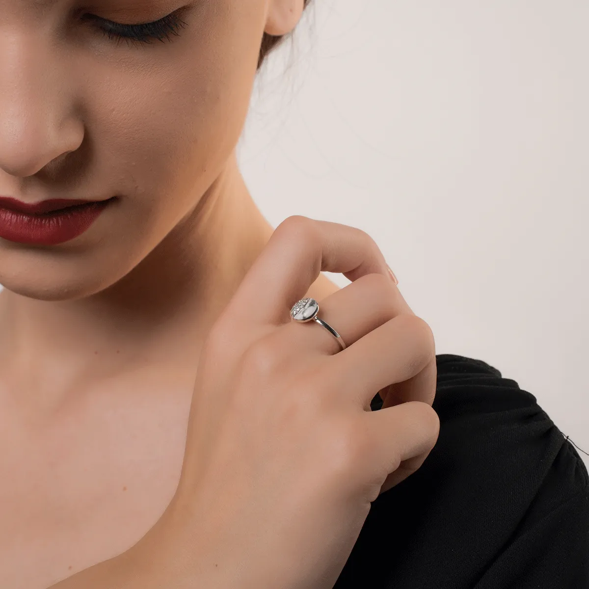 Inel din aur alb cu turcoaz alb de 0.37ct si diamante de 0.116ct