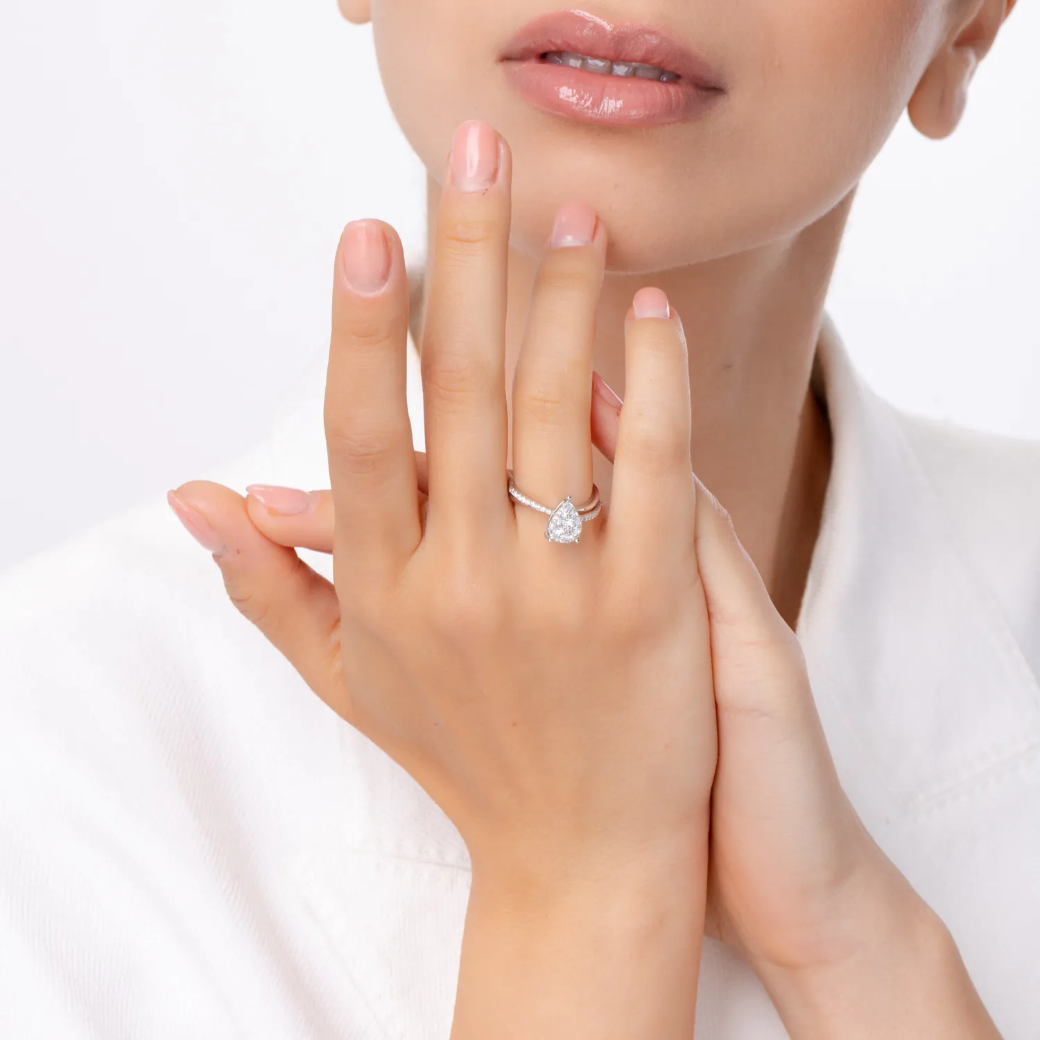 Pierścionek z 18K białego złota z diamentami o masie 0.63ct