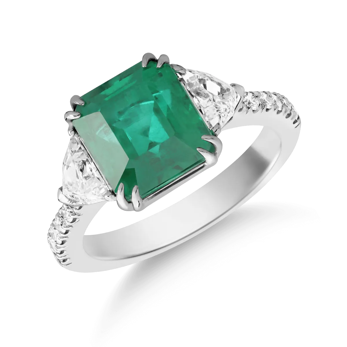 18K white gold ring with an 4.16ct emerald and 0.83ct diamonds