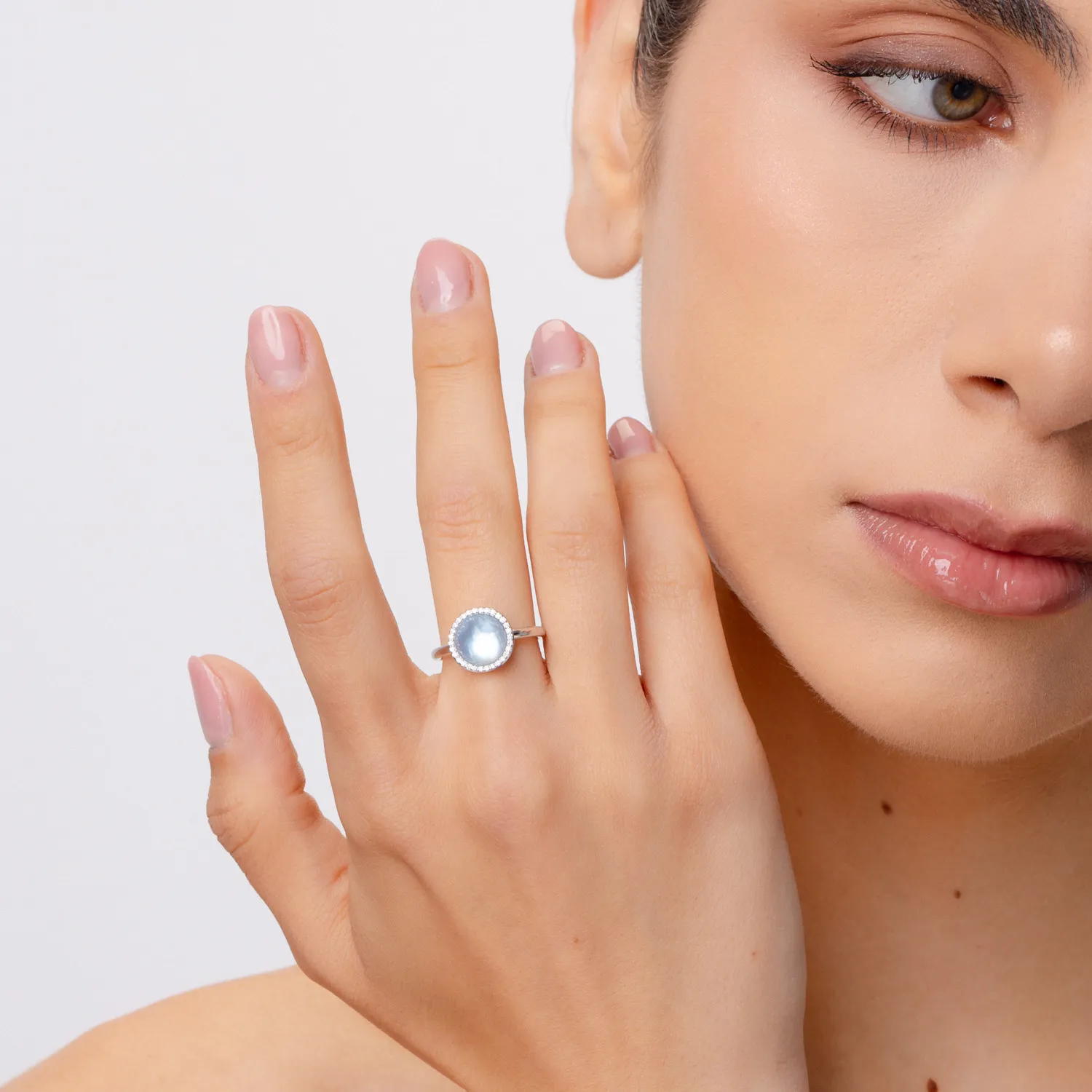 Gyűrű 18K-os fehér aranyból 3.52ct kék topázzal és 0.112ct gyémánttal