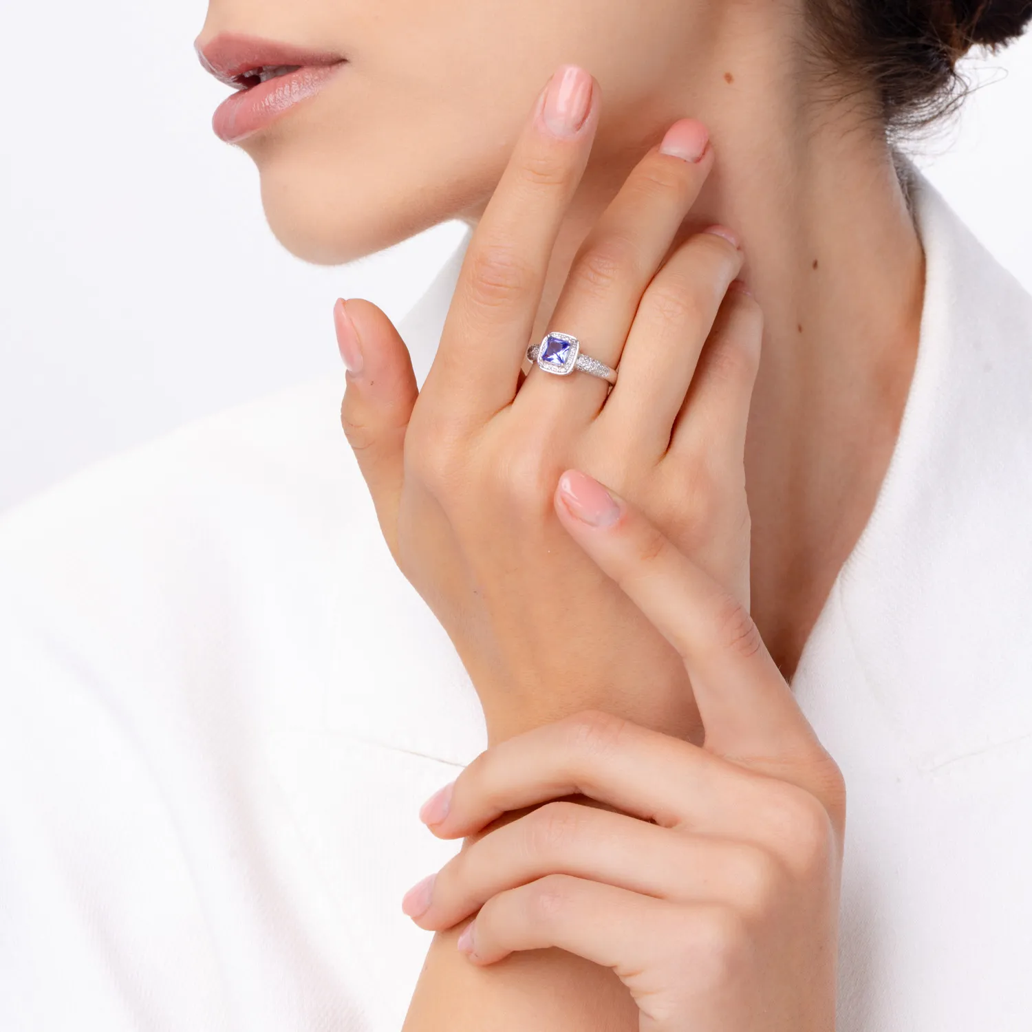 Pierścionek z 18K białego złota z tanzanitem o masie 0.73ct i brylantami o masie 0.65ct