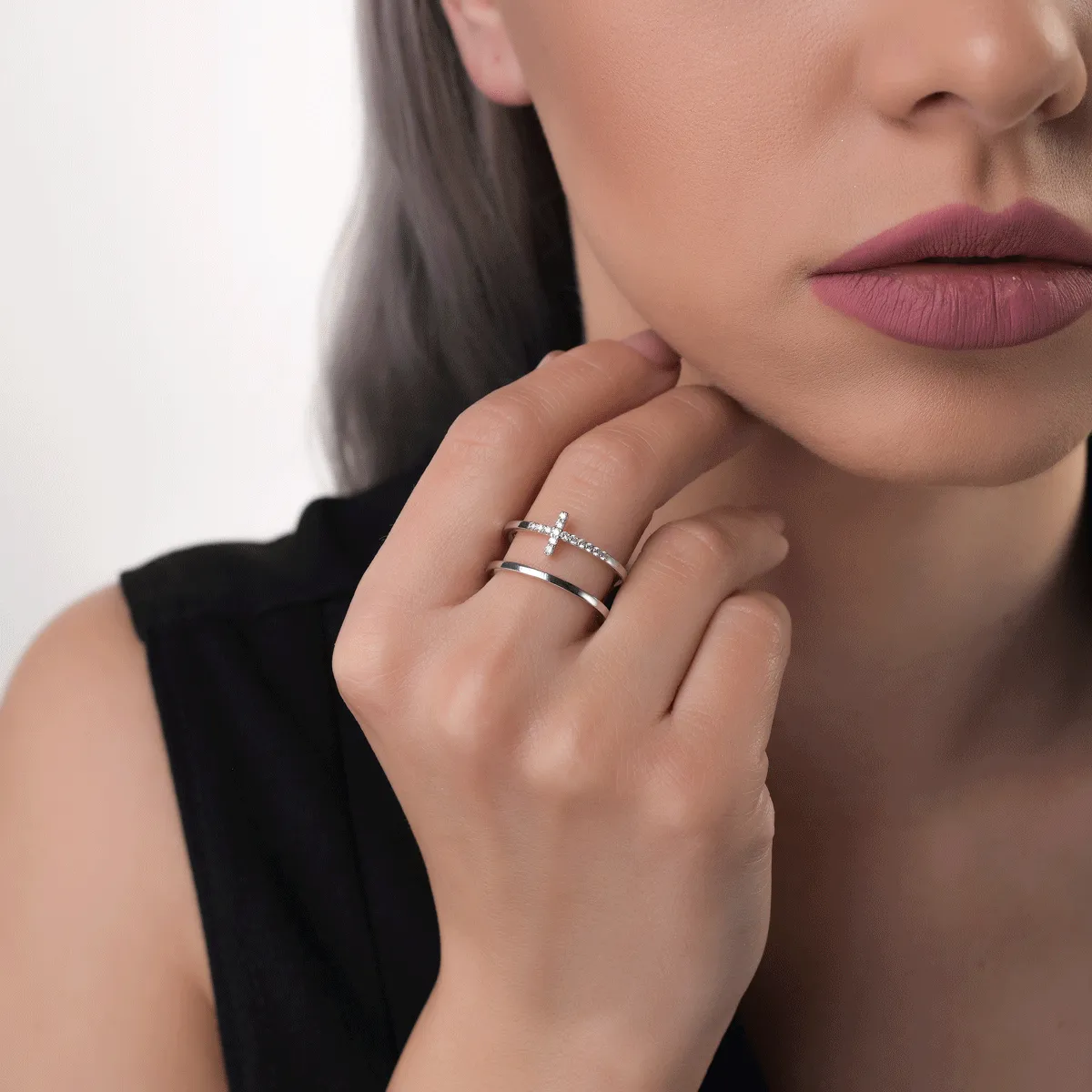 18k fehér arany kereszt gyûrû gyémántokkal 0.14ct