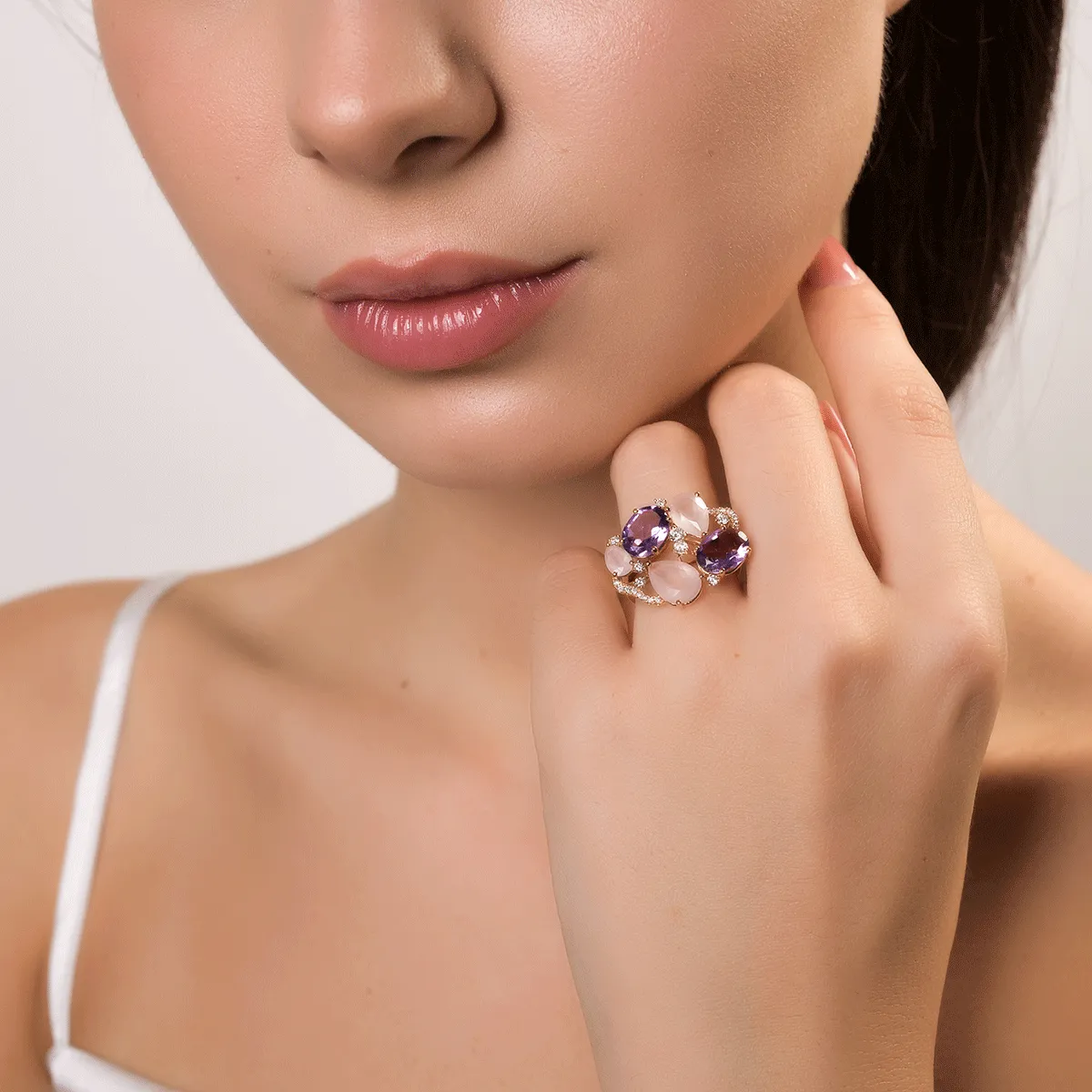 Gyűrű 18K-os rózsaszín aranyból 2.8ct rózsaszín kvarccal, 2.68ct ametiszttel és 0.32ct gyémánttal.