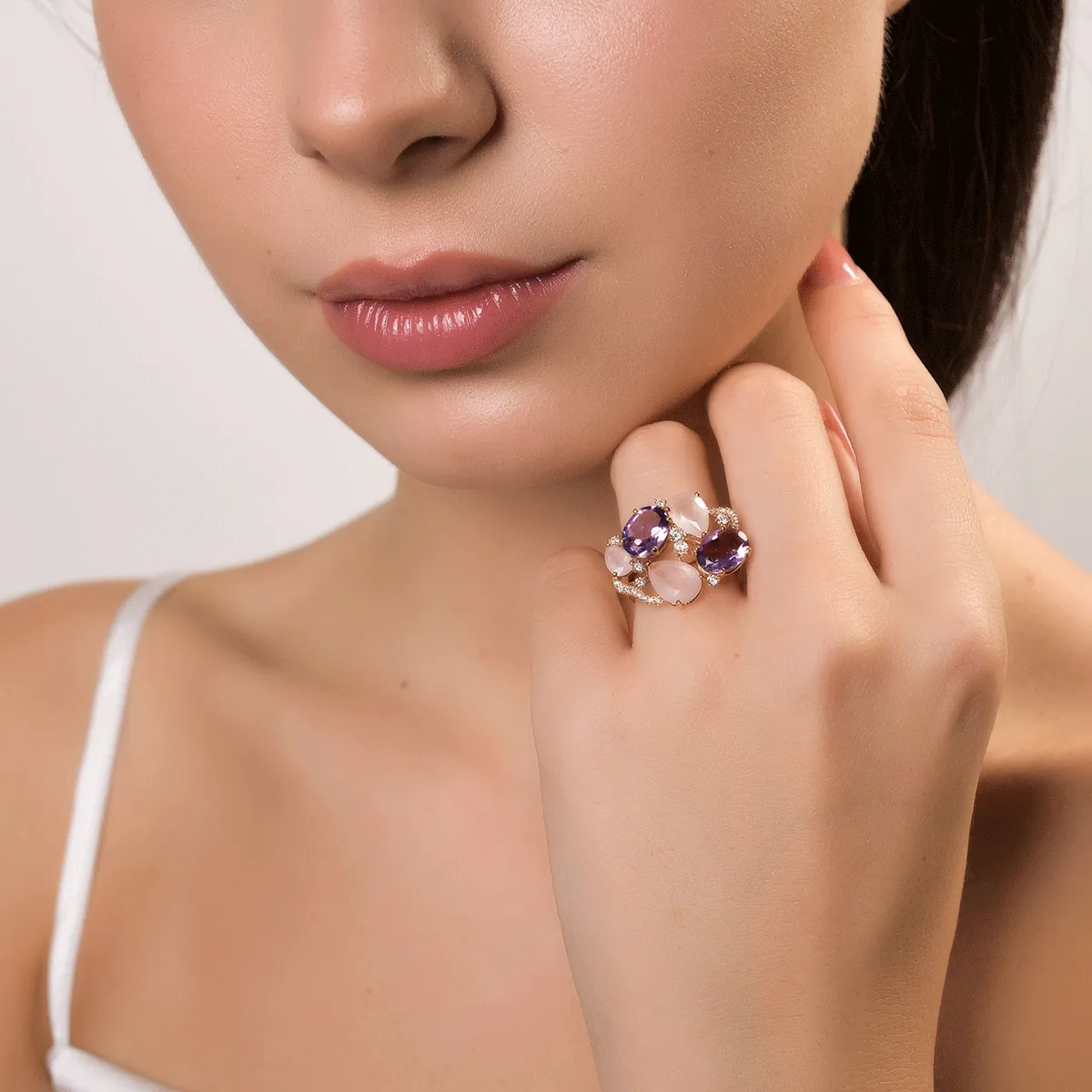 Pierścionek z 18K różowego złota, różowe kwarc 2.8kr, ametysty 2.68kr i diamenty 0.32kr