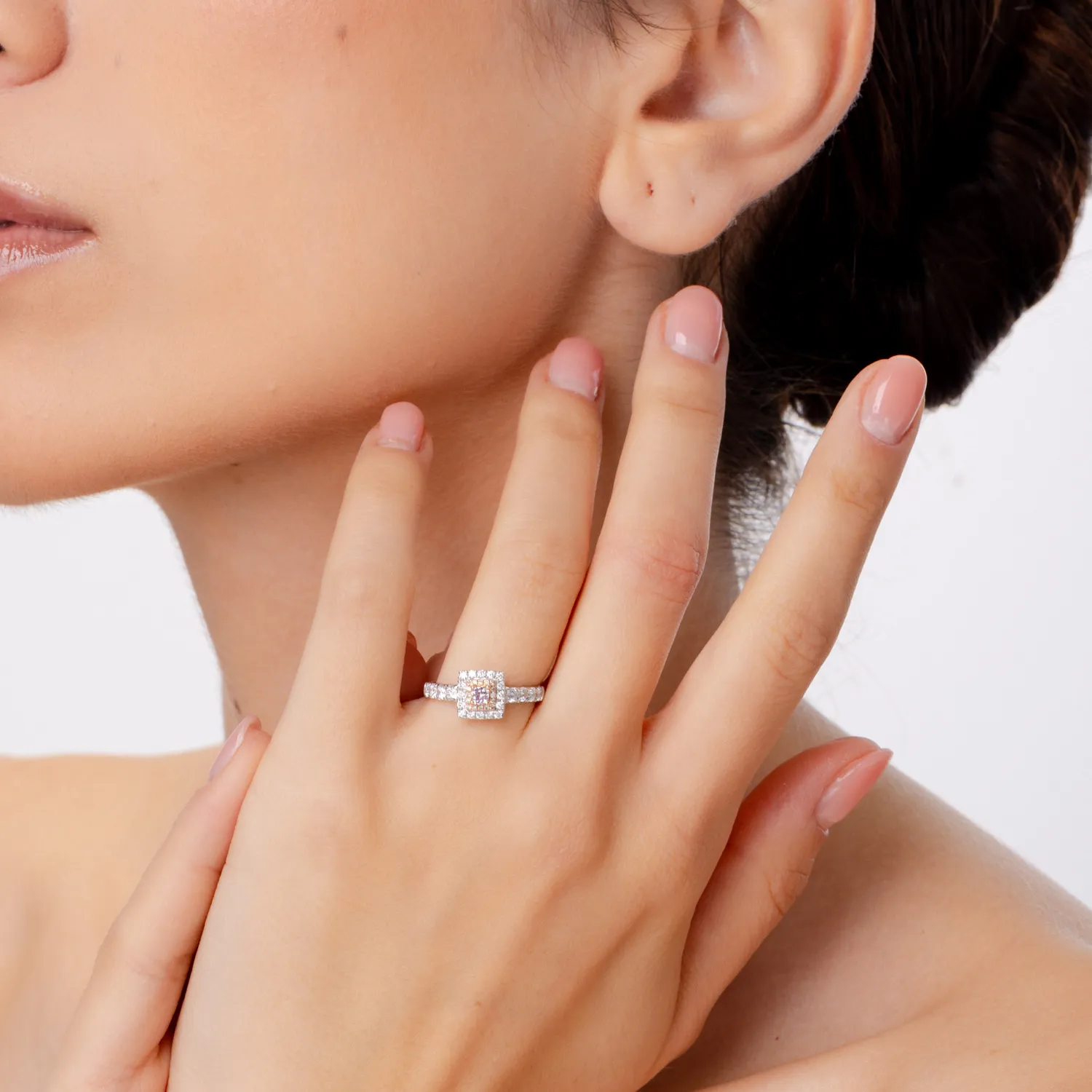 Pierścionek z 18K białego złota z diamentami o masie 0.78ct