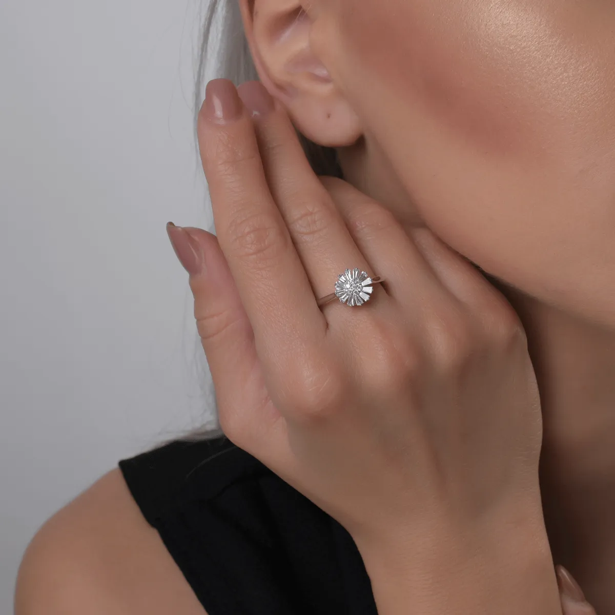 Inel floare din aur alb cu diamante de 0.37ct