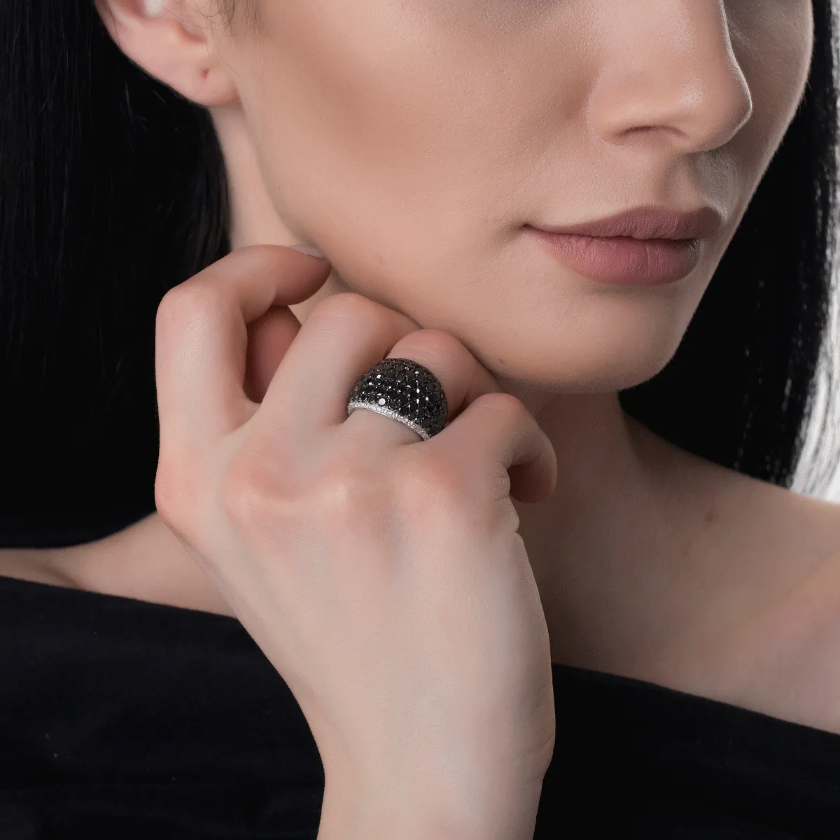 Пръстен от бяло злато 14K с черни диаманти 4.2ct и прозрачни диаманти 0.34ct