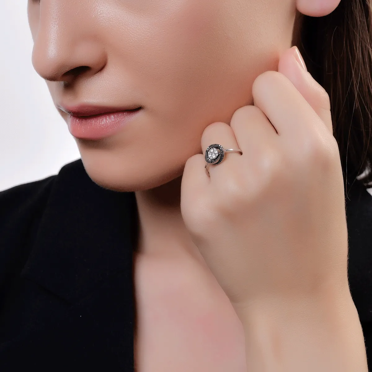 Пръстен от бяло злато 18К с прозрачни диаманти 0.16гкт и черни диаманти 0.15гкт