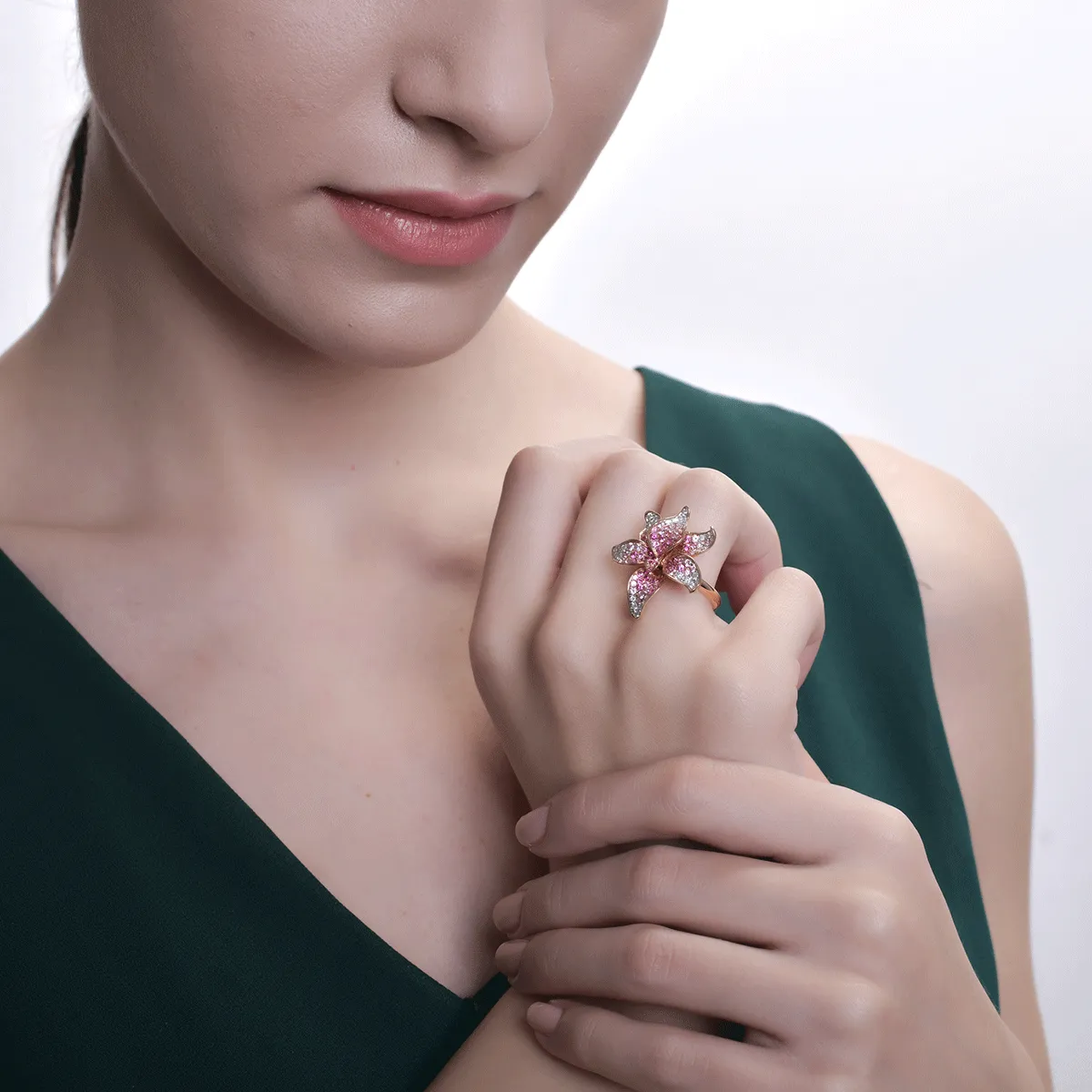 18K rose gold flower ring with 1.67ct precious stones