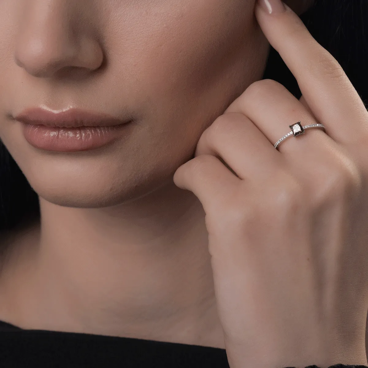 Inel din aur alb de 18K cu diamant maro de 0.45ct si diamante transparente de 0.09ct