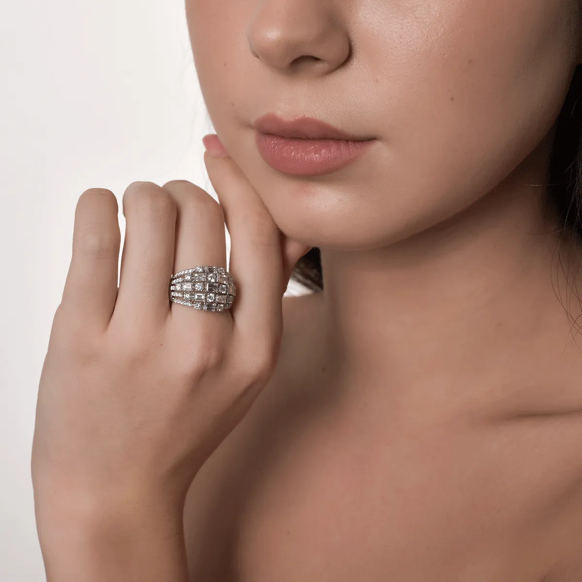 Пръстен от бяло злато 18К с диаманти 2.74гкт