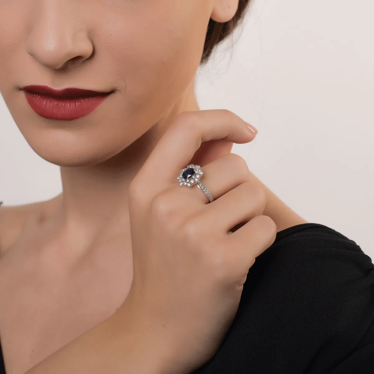 Inel din aur alb cu safir oval de 1.263ct si diamante de 1ct