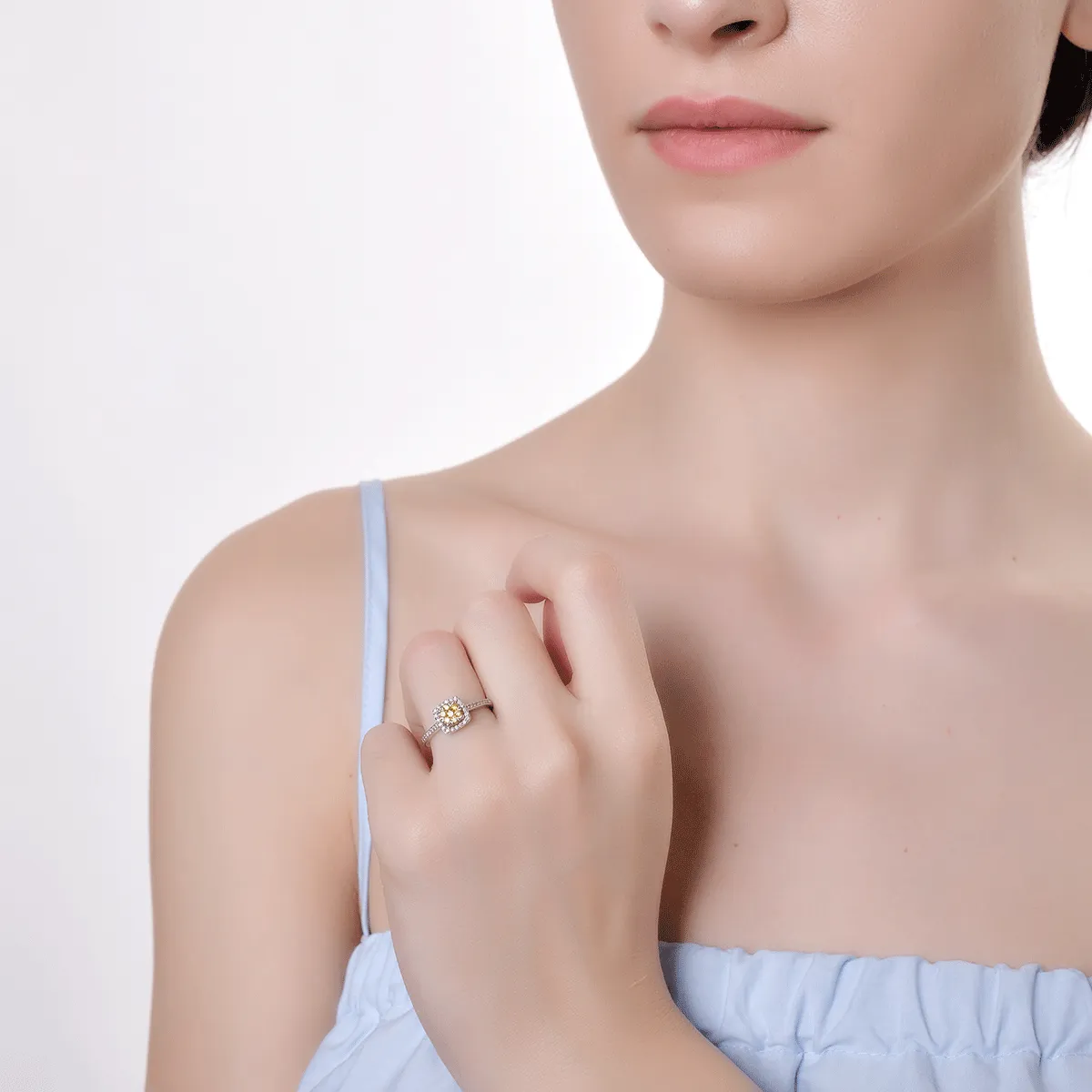 Пръстен от бяло-жълто злато 14К с fancy diamonds 0.161гкт и диаманти 0.128гкт