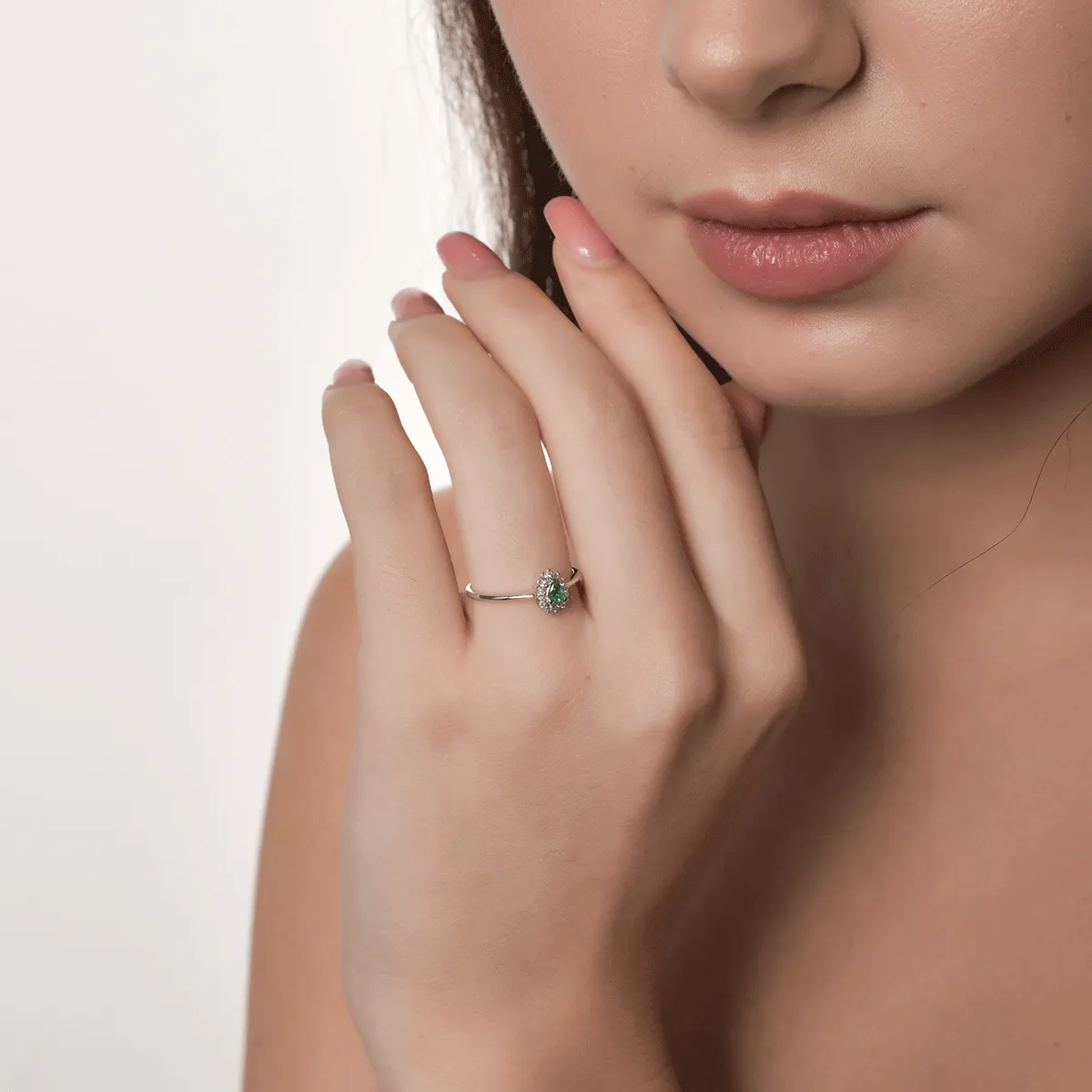 18 karátos fehérarany gyűrű 0.144 karátos smaragddal és 0.083 karátos gyémántokkal