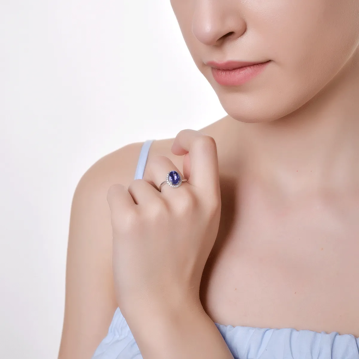 Inel din aur alb cu tanzanit oval de 2.12ct si diamante de 0.19ct