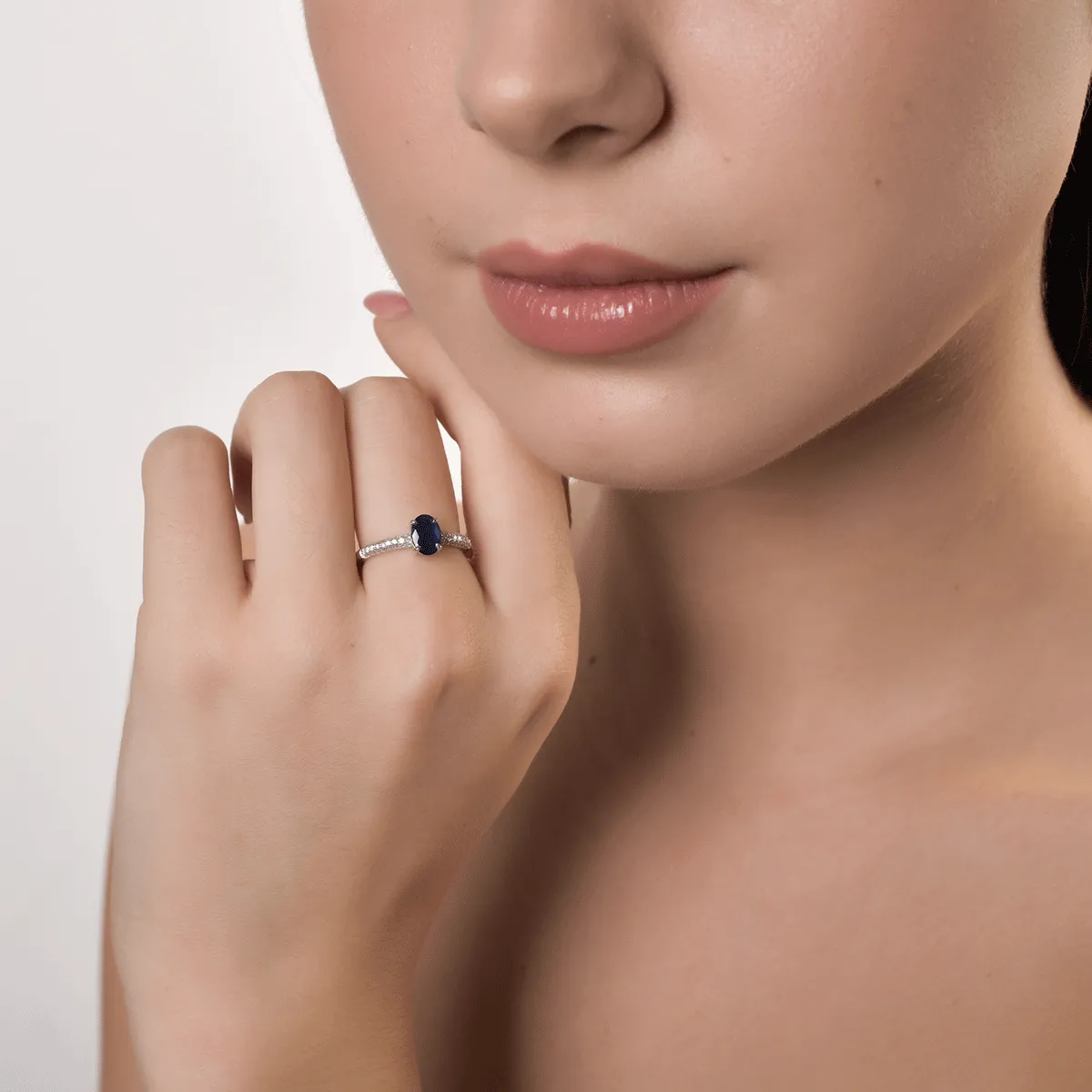 Пръстен от бяло злато 18К със сапфир 0.917гкт и диаманти 0.212гкт