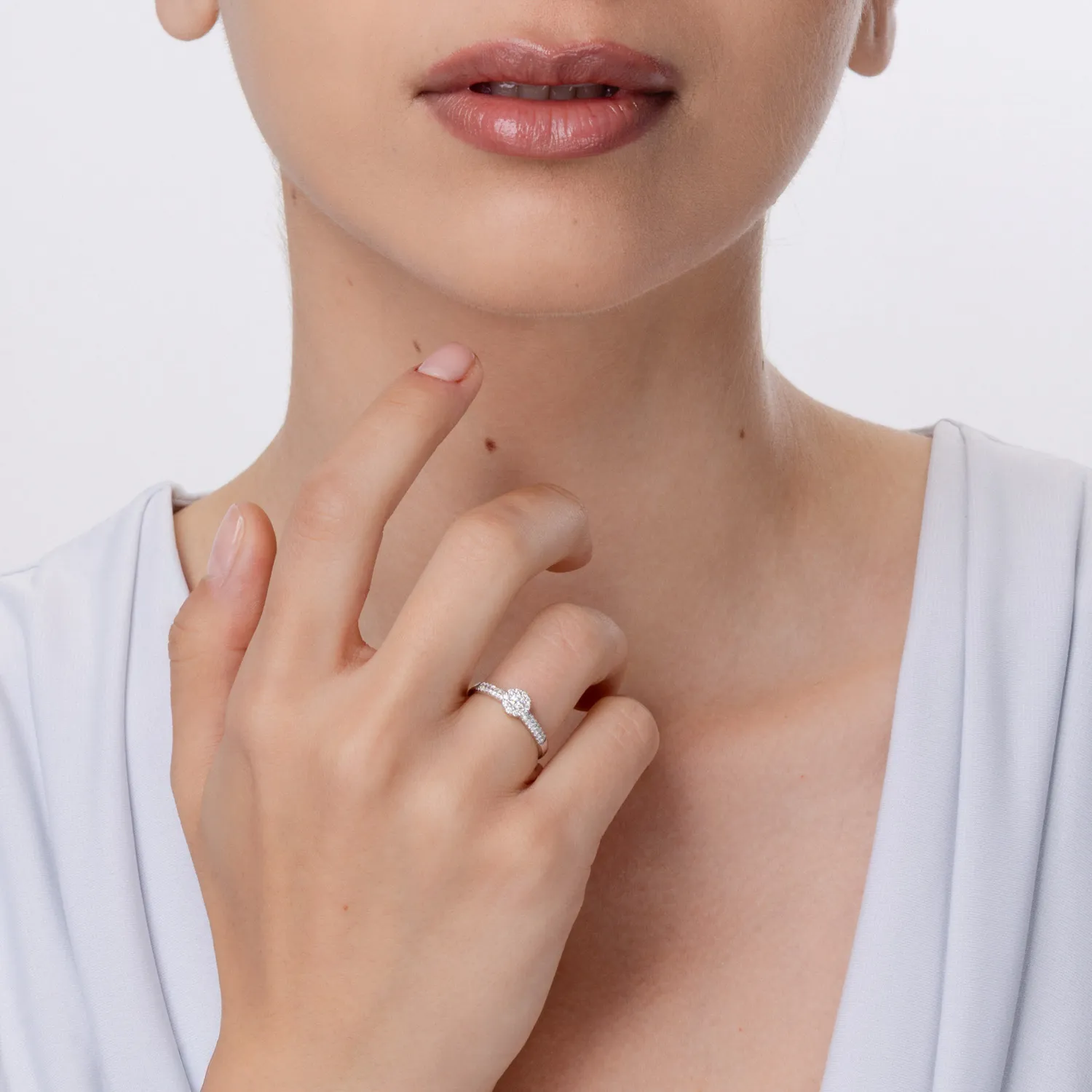 14K fehérarany gyűrű 0.30ct gyémántokkal