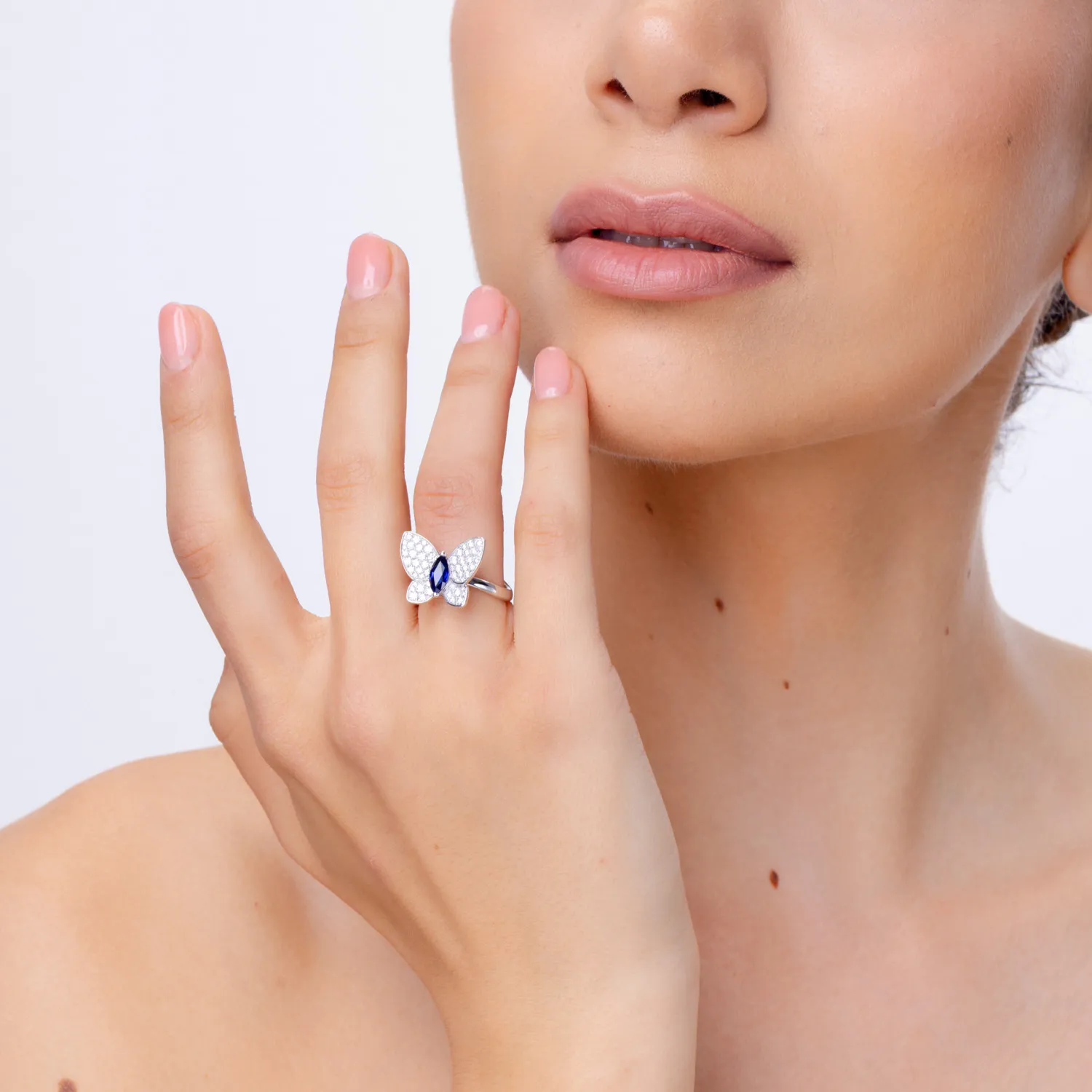 Pierścionek z 18K białego złota z szafirem 0.97ct i brylantami 0.83ct
