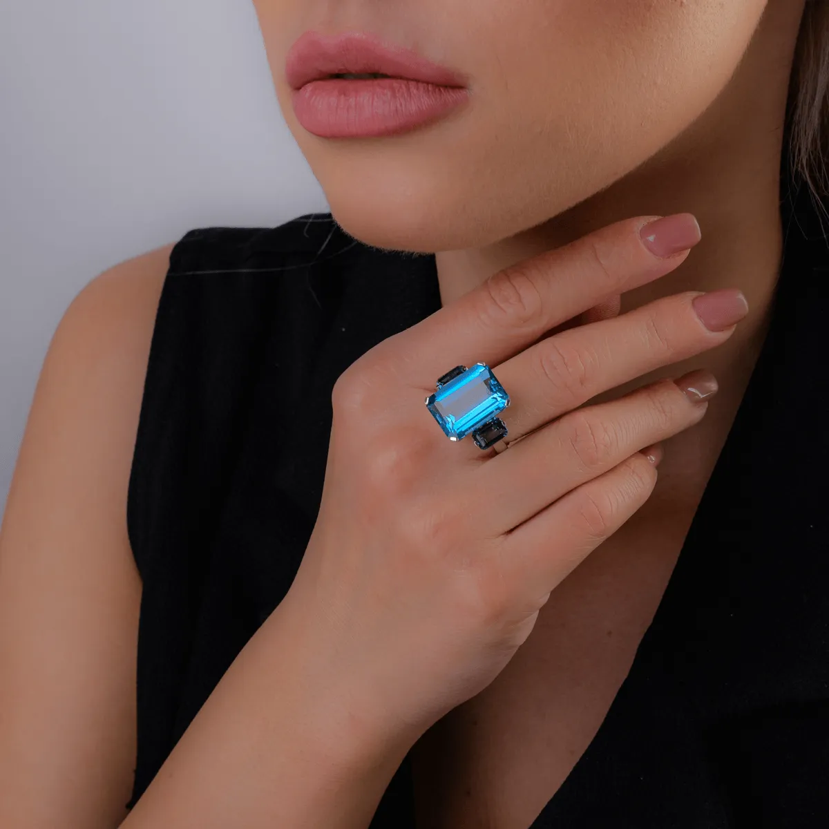 18K white gold ring with 18.1ct topaz