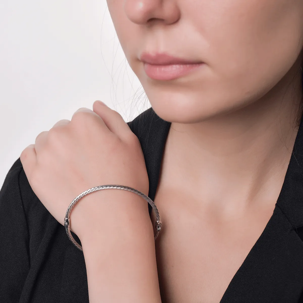 14K white gold fixed bracelet
